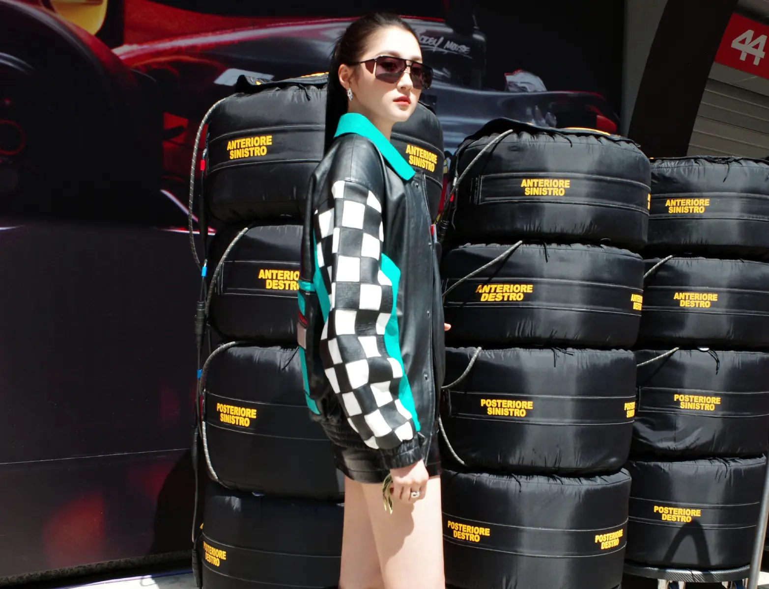 关晓彤化身酷飒女赛车手！戴墨镜又美又A气场全开