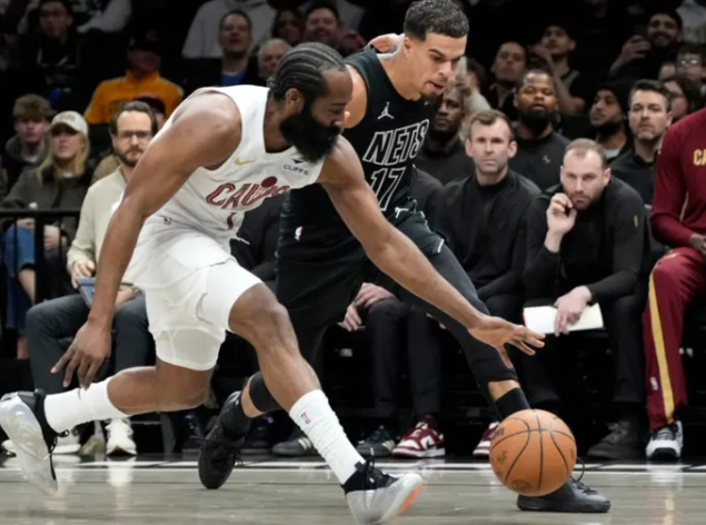 据报道，哈登从未考虑过为骨折的拇指进行手术，那样会缺席太长时间。因此，尽管他显然