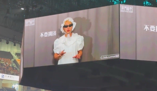 谁懂啊！开场前半小时他还发“别尖叫！” 结果现场几万人真的为他保持了五分钟绝对安