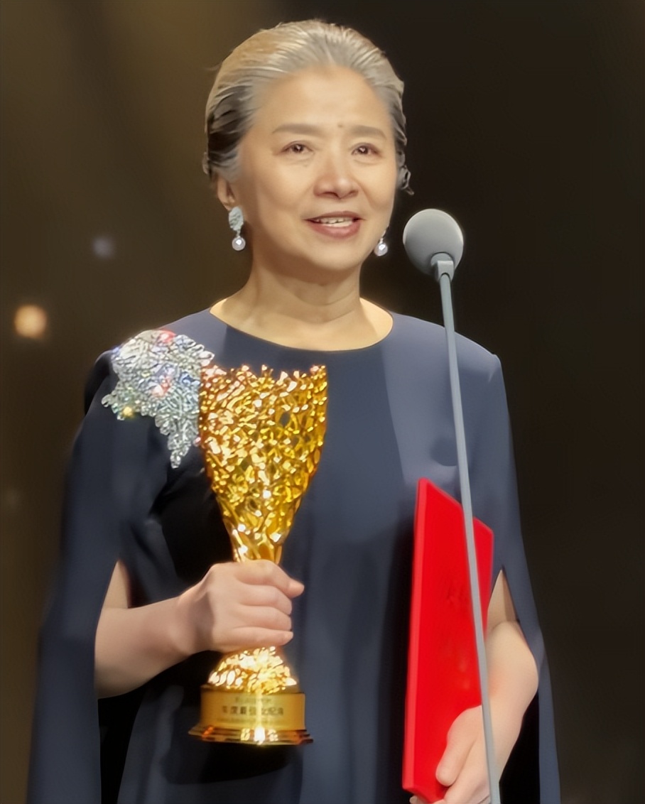 看了迟蓬老师演《生万物》中的大脚娘，演的是真好，踏踏实实认认真真，她虽是个配角，