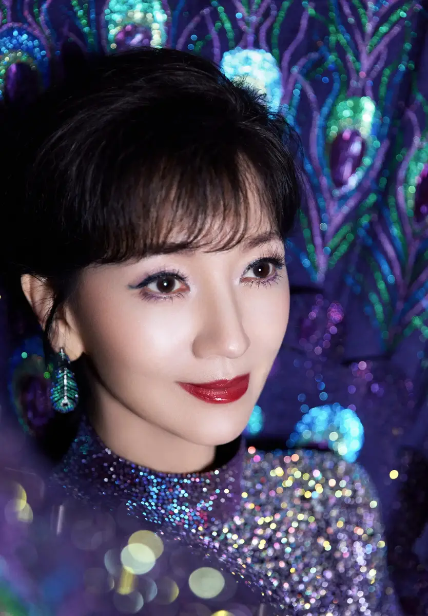 赵雅芝穿紫调孔雀礼服贵气端庄 鱼尾裙摆显身姿婀娜