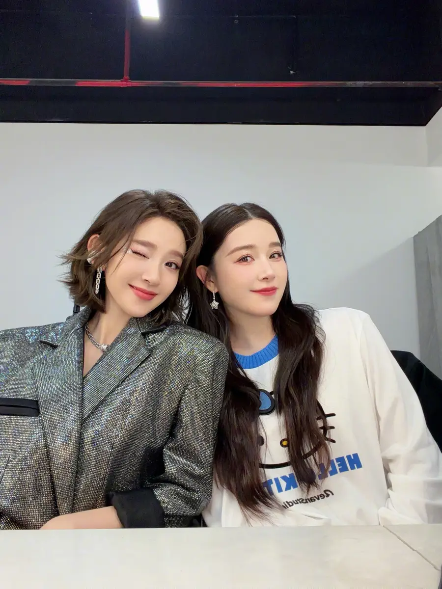 阚清子分享与唐艺昕同框合照 温柔浅笑默契比心