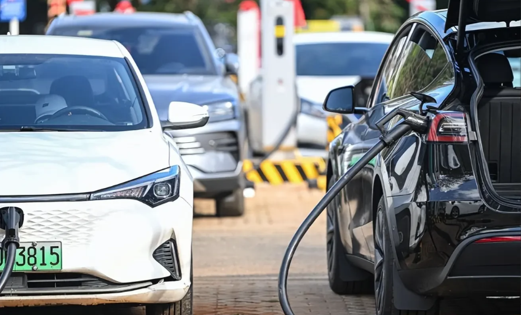 说“全世界都不再玩新能源，只剩中国还在玩”，这可真是大错特错。2024年中国新能