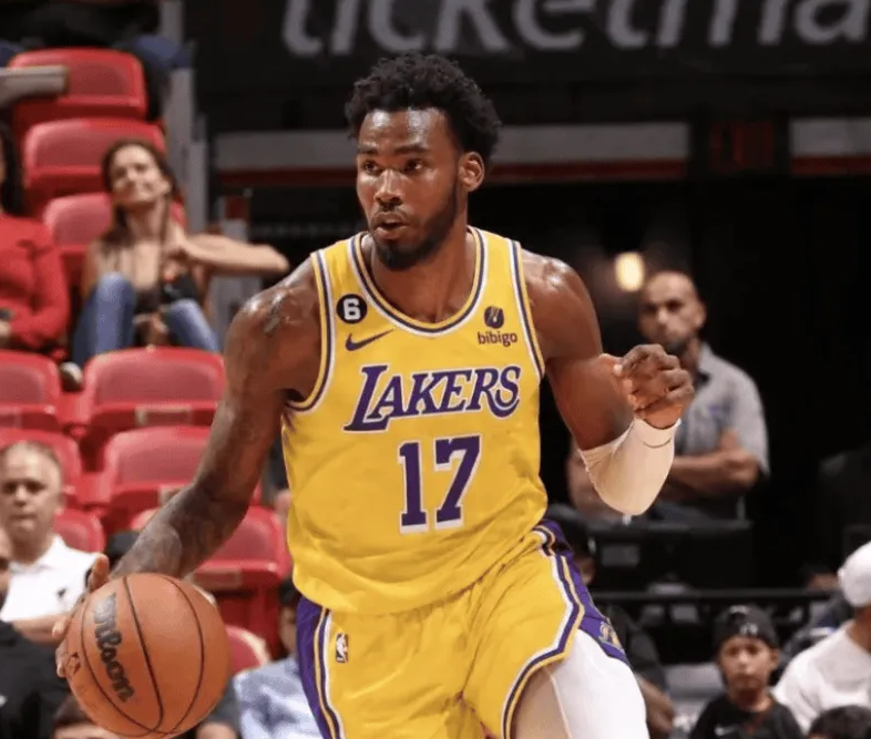 据ESPN记者Shams Charania报道，自由球员中锋桑德罗-马穆凯拉什维