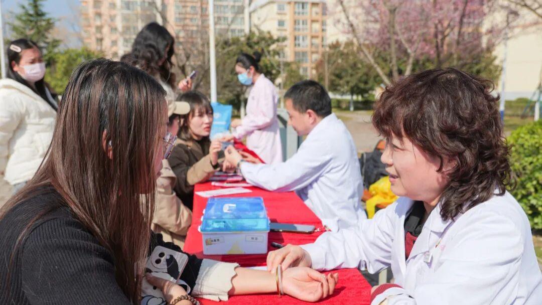 宝鸡职院开展庆祝“三八”国际妇女节义诊与健康讲座活动