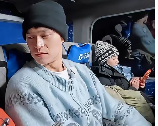 孙杨嫌自己帽子不好看，当场就要换戴张豆豆的帽子
张豆豆一句话就让他噎住了：“你头