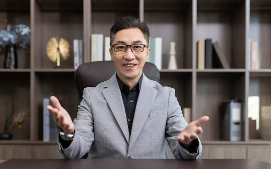 云川市一位处长，下班时发现老人摔倒在暴雨中，上前扶起后老人却告诉他副局长的位置稳了