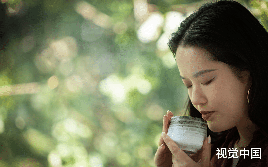 妹妹未婚夫带来两头种猪做聘礼，妹妹嫌弃他太臭把婚事推给我，我却笑纳了，只因这两头种猪价值千亿