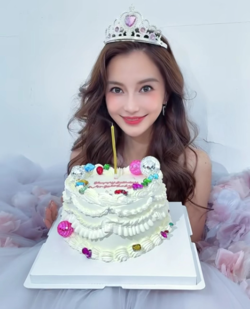 原来过生日也那么美
杨颖太漂亮了，说实话这个时候我希望黄晓明出现给她过生日，杨颖