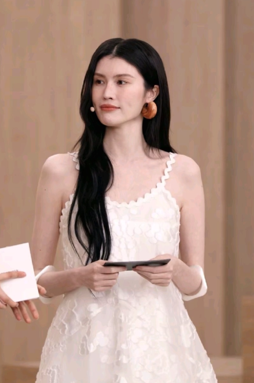 何穗婚后首次亮相状态封神！白到发光穿仙女裙。
谁能想到，嫁人生子后的何穗，居然把