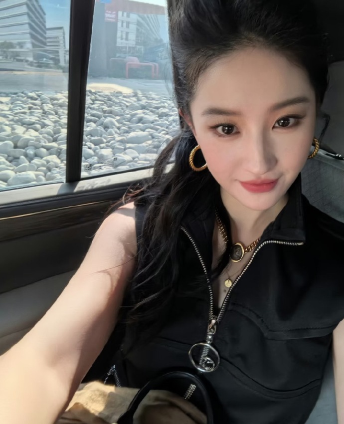 刘亦菲才700多天没进组不很正常吗，我菲接戏都是按年起步的，每部出来热度还不是高