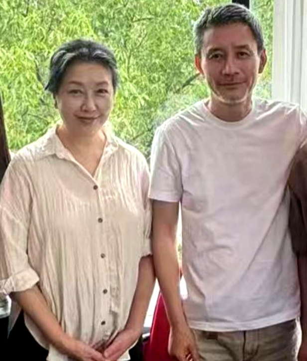 江珊和丈夫田小洁的一张近照差点没敢认
59岁的江珊素颜出镜，白发自然生长，眼角纹