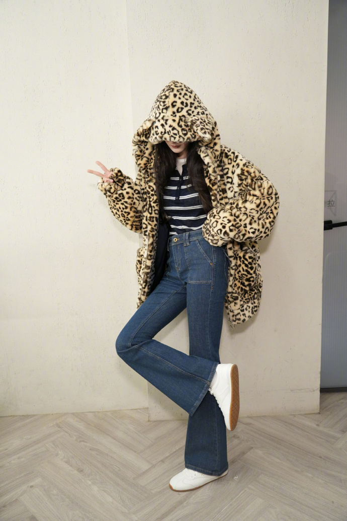 杨幂166的身高，腿占了1米2。杨幂工作室发布了一组老板的近照，大幂幂穿豹纹棉外