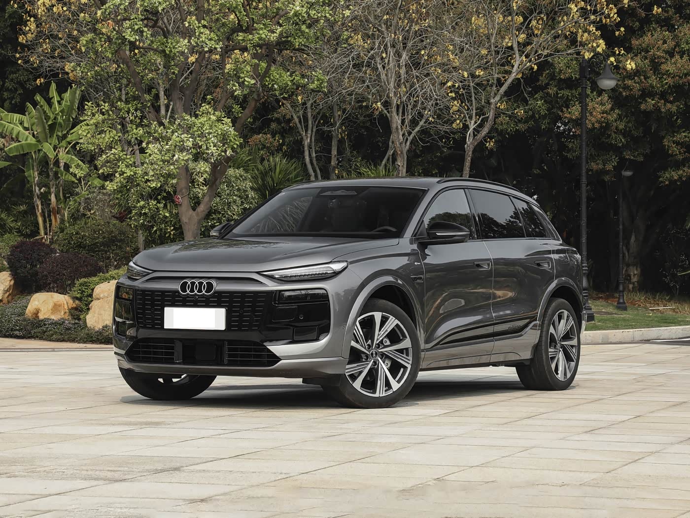 全新奥迪纯电中型SUV上市！不足27万起，轴距近3米，续航7