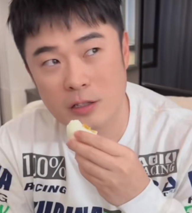 陈赫分享昨天录制《五哈》
长时间暴晒导致紫外线过敏，全身红肿、持续性虚弱乏力，以