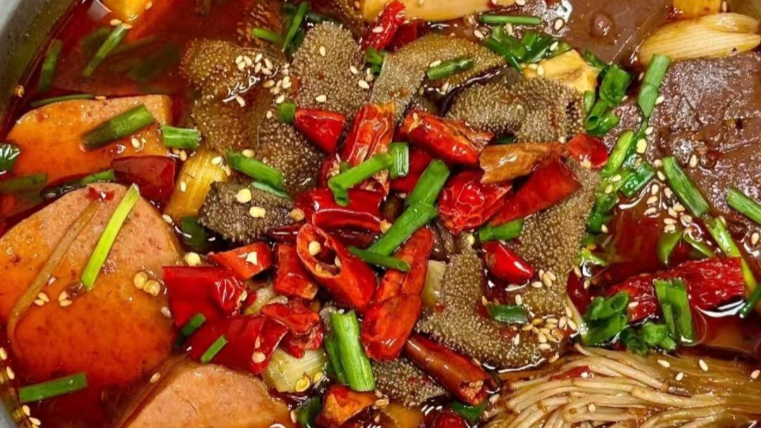 这碗毛血旺太绝了！鸭血嫩滑，毛肚脆爽，辣得过瘾。