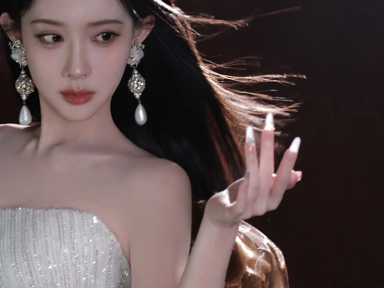 孟子义银闪抹胸裙搭珍珠耳饰 眼神慵懒气质灵动