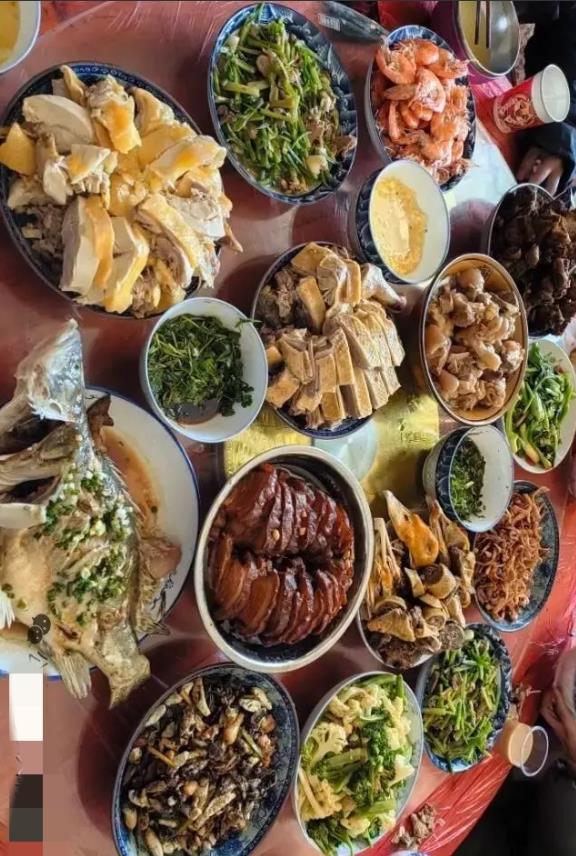 有没有两广的朋友？已经问了100多个人了，有人说这是广西菜，又有人说是广东菜，懵