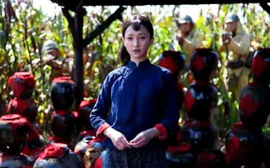 再看《红高粱》才懂: 余占鳌给的安全感, 是张俊杰一辈子都给不了的