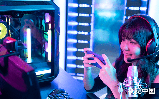 我在游戏的老婆声音甜，照片美，每天叫我“老公”。那天，朋友问我：“你知道变声器吗？”