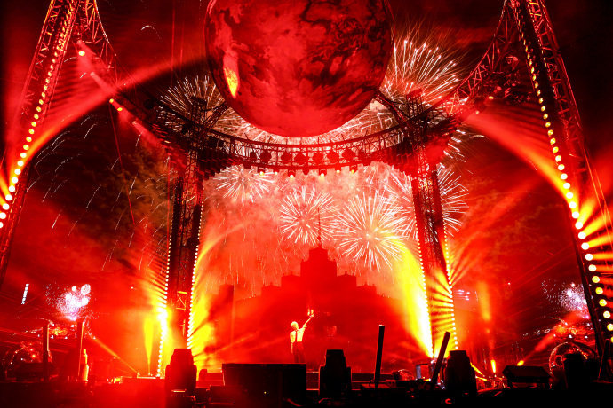 一场延期，全国争抢！华晨宇这波“反向认证”杀疯了！