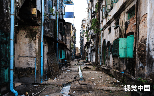 城中村的房东们听说要拆迁，连夜加盖房子。为抢工期，直接把租客赶出门，我守着契约反被全村嘲笑傻帽