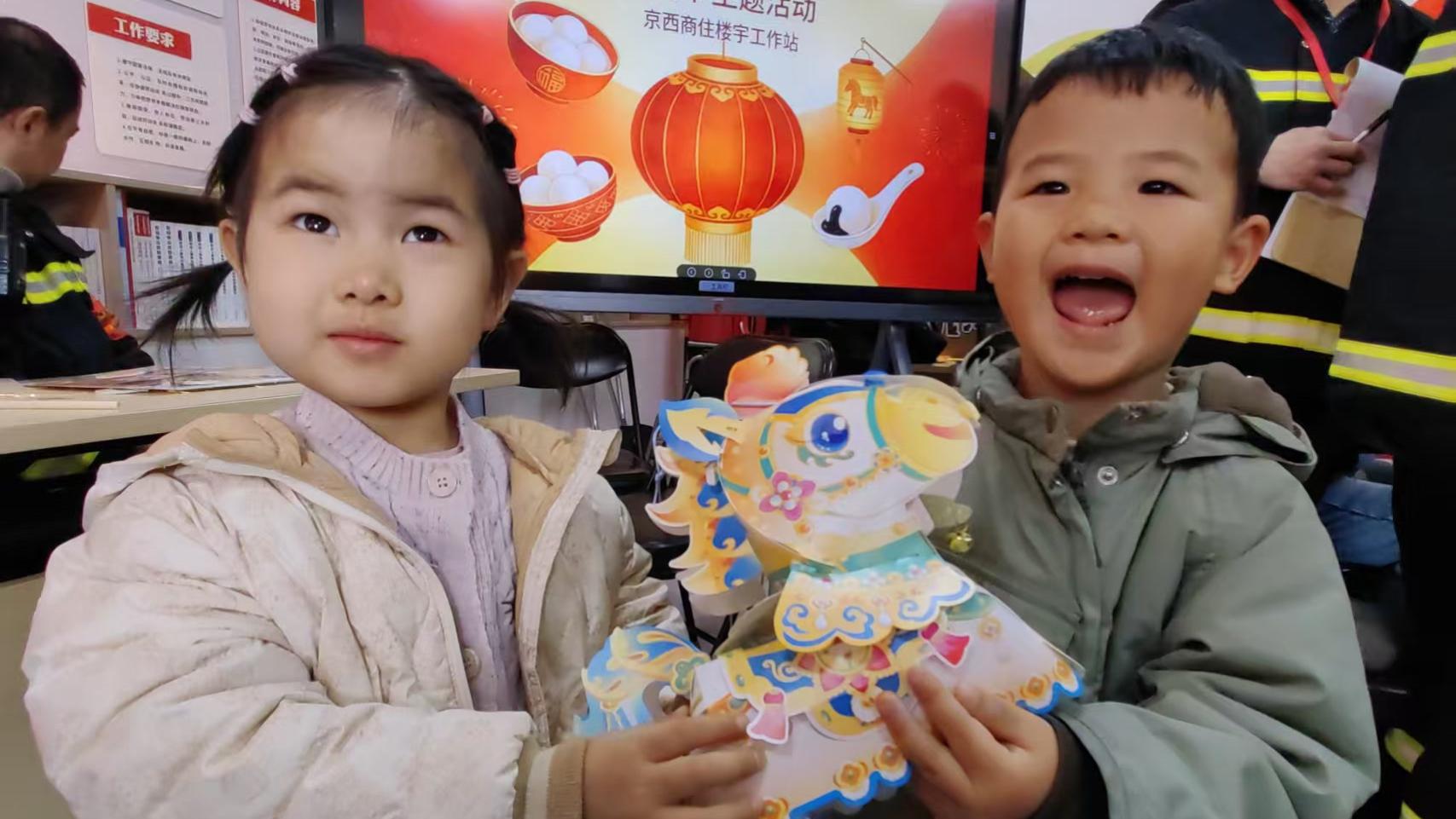 扎花灯，猜灯谜，欢欢乐乐闹元宵