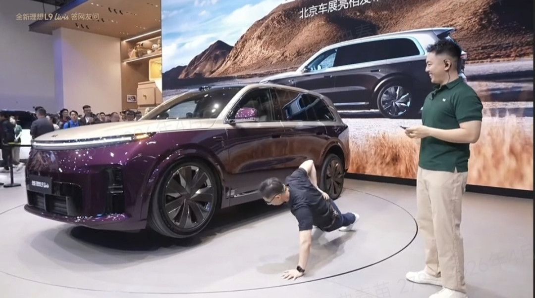 “我要跟理想L9 Livis比俯卧撑！”
老汤哥使出浑身解数
俯卧撑做到手抖、脸