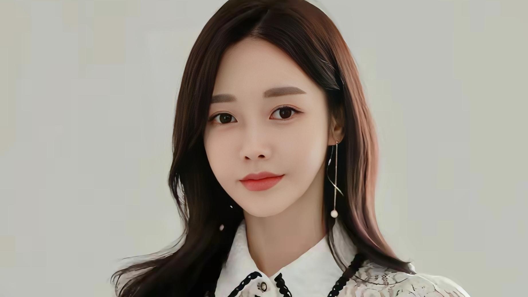 千娇百媚迎风开，万千宠爱随心来，蝶舞蜂飞多情季，清水芙蓉枝上挤