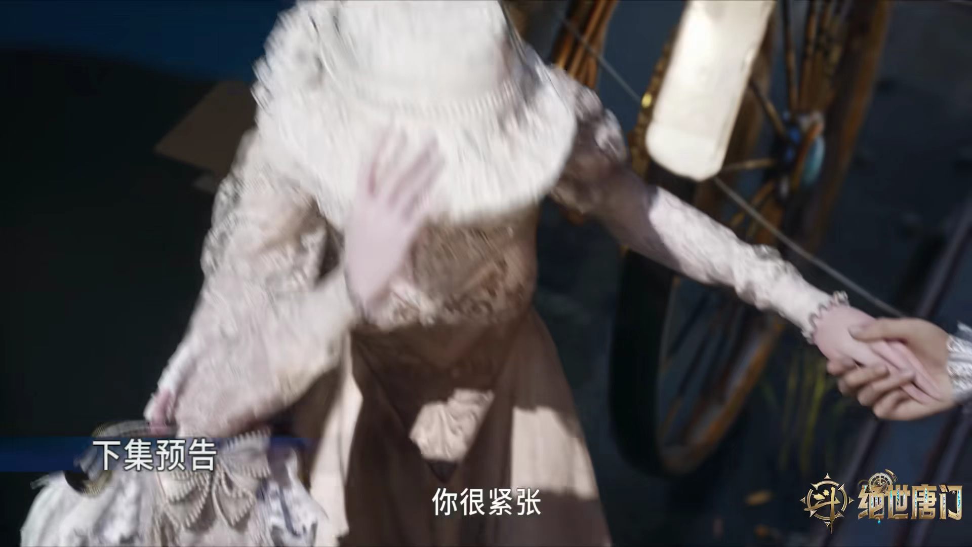 唐舞桐又换新造型，白纱裙配帽子好性感，贵妇感满满真是吸睛