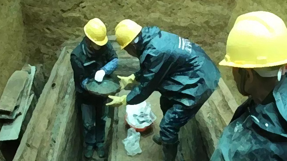 江西人跑到湖南盗墓，挖出8件青铜器——没想到惊醒了一座两千年前的战国古城