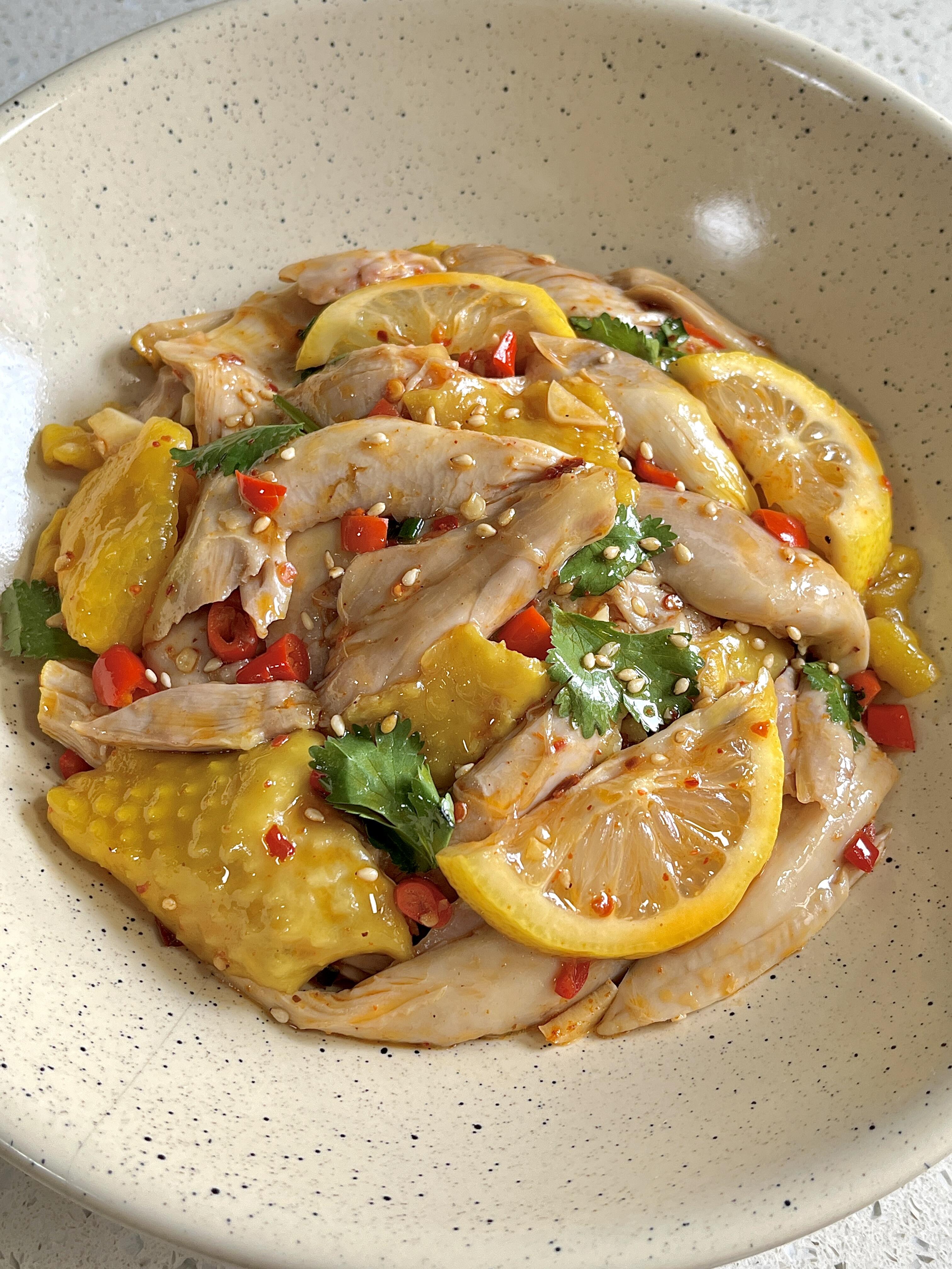 柠檬手撕鸡｜清爽开胃，香辣不腻超解馋🍋
夏天就馋这口清爽解腻的柠檬手撕鸡！嫩滑