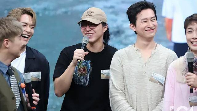 吴业坤，近日出席了由好友周奕瑋主持的 TVB 旅游节目《周游人生》试映会