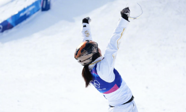 北京时间2月18日，在米兰-科尔蒂纳冬奥会自由式滑雪女子空中技巧决赛中，中国选手