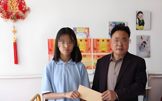 男子资助18岁贫困女大学生，女孩读博后前来感谢，他打开门后愣了