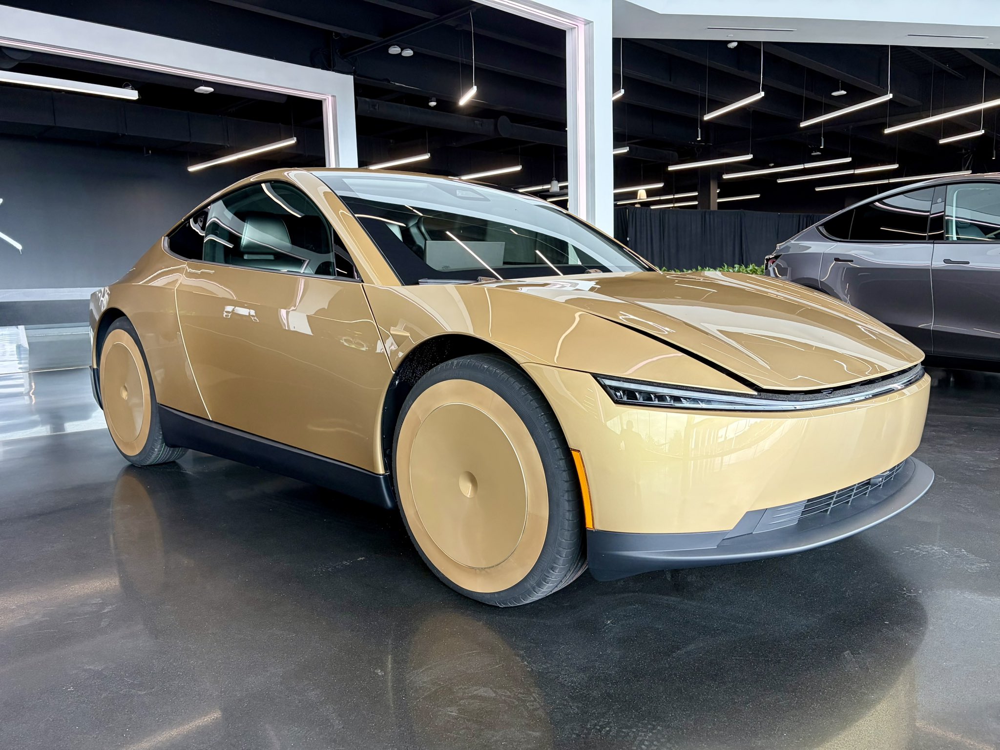 特斯拉得州工厂生产的第一辆量产版Cybercab