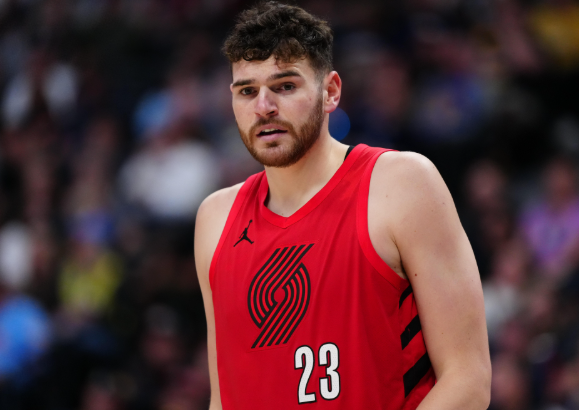 为什么打掘金最后不用克林根呢？我是说常规时间最后为什么换罗威上来？

这教练的换