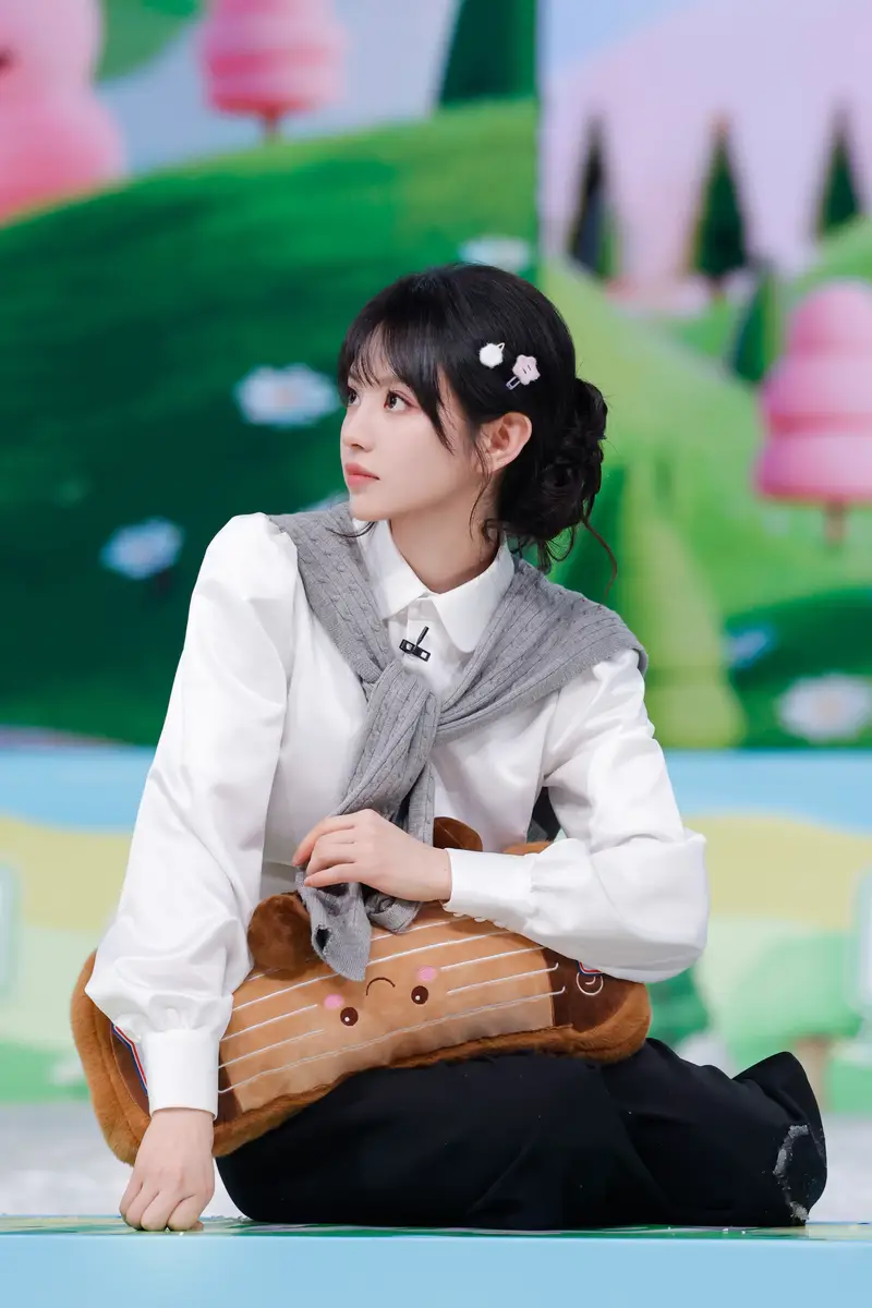 田曦薇公主风编发甜美活泼 戴星星发夹少女感拉满