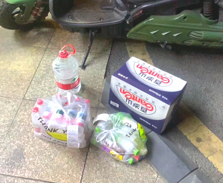 这是把外卖员当搬运工使了吗？
两个订单，都是瓶瓶罐罐的水
一个小区里要步行很远；