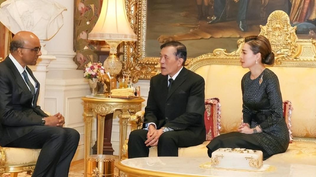 苏提达王后会见新加坡总统夫妇，穿一身黑裙低调显贵，配饰细节尽显王后智慧