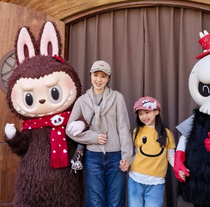 董璇和10岁女儿小酒窝现身北京乐园游玩，母女俩打扮时尚，小酒窝长得很漂亮，性格古