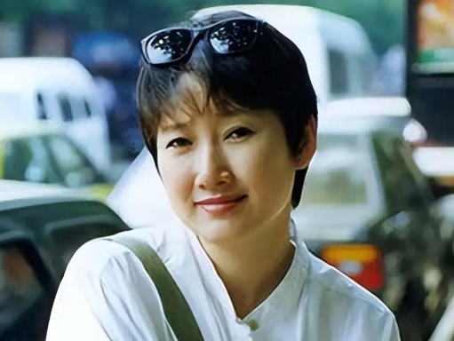 成方圆走的是另一条路
孤独但丰盛，她没急着跳进下一段婚姻，而是开始补那些在王刚酒