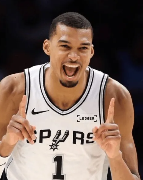 NBA总决赛，马刺对阵尼克斯的比赛正在进行中。
第一节比赛中，文班亚马钉板大帽哈