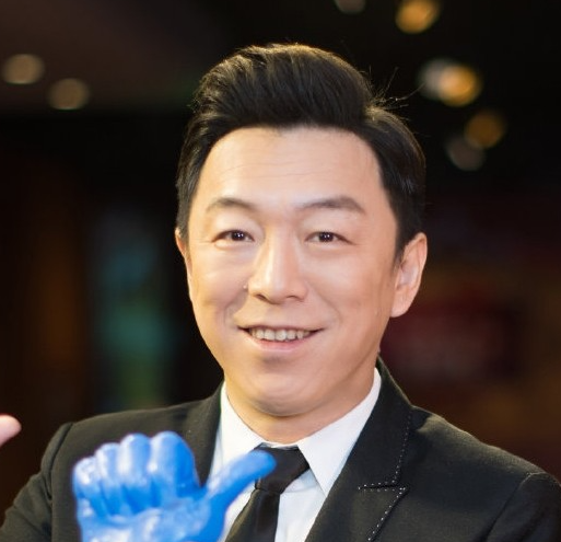 一向低调的黄渤冲上了热搜
不是因为新角色，而是被八卦媒体拍到了他们一家和朋友聚餐