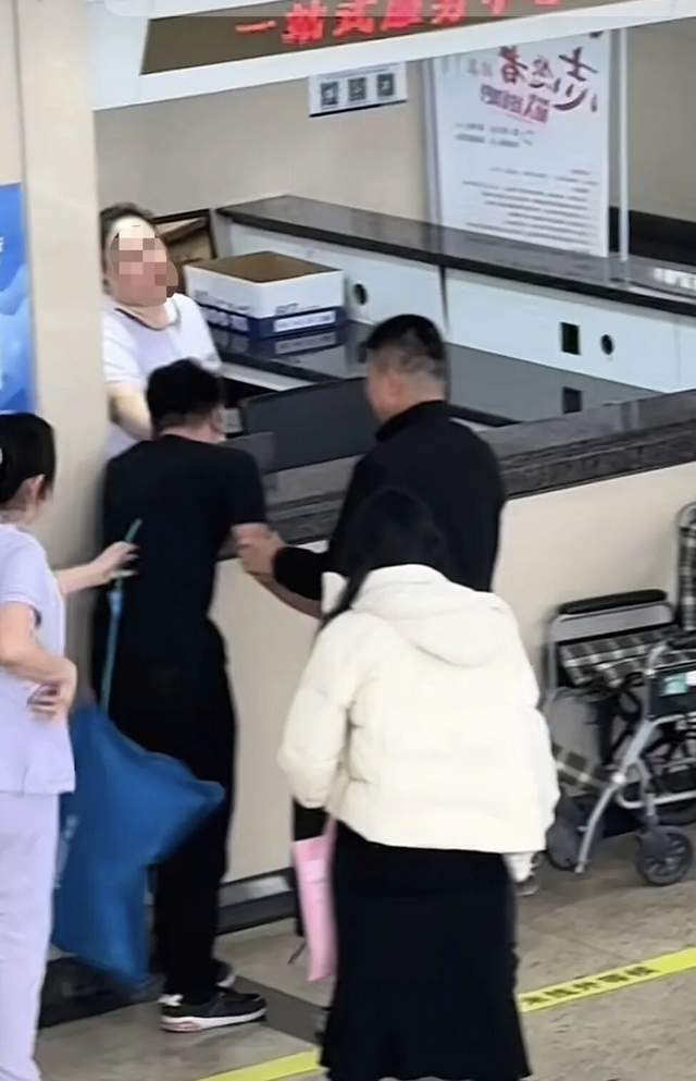 妻子由男医生产检，丈夫崩溃撞墙