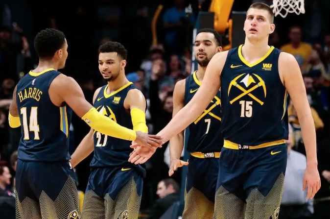 掘金这样拼命争第三是不是太耗费体力了，湖人也没那么轻松让掉第三，湖人今天大概率赢