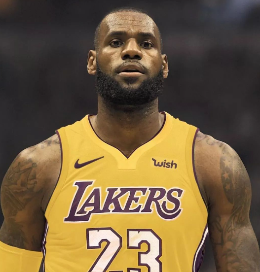 詹姆斯的防守水平是历史顶级的，只是现在老了。只要他想，依旧可以弥补湖人的锋线防守