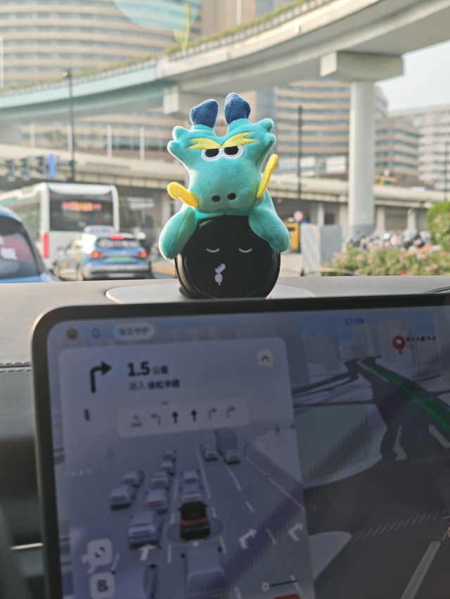 智驾仍然不行
试了几次世界模型下的智驾，我觉得跟自己的驾驶水平比，还是差太多了，