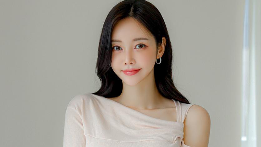 鬟边鬓影因风乱，袖底霓裳映日红，娇声细软步匆匆，半遮团扇掩娇容