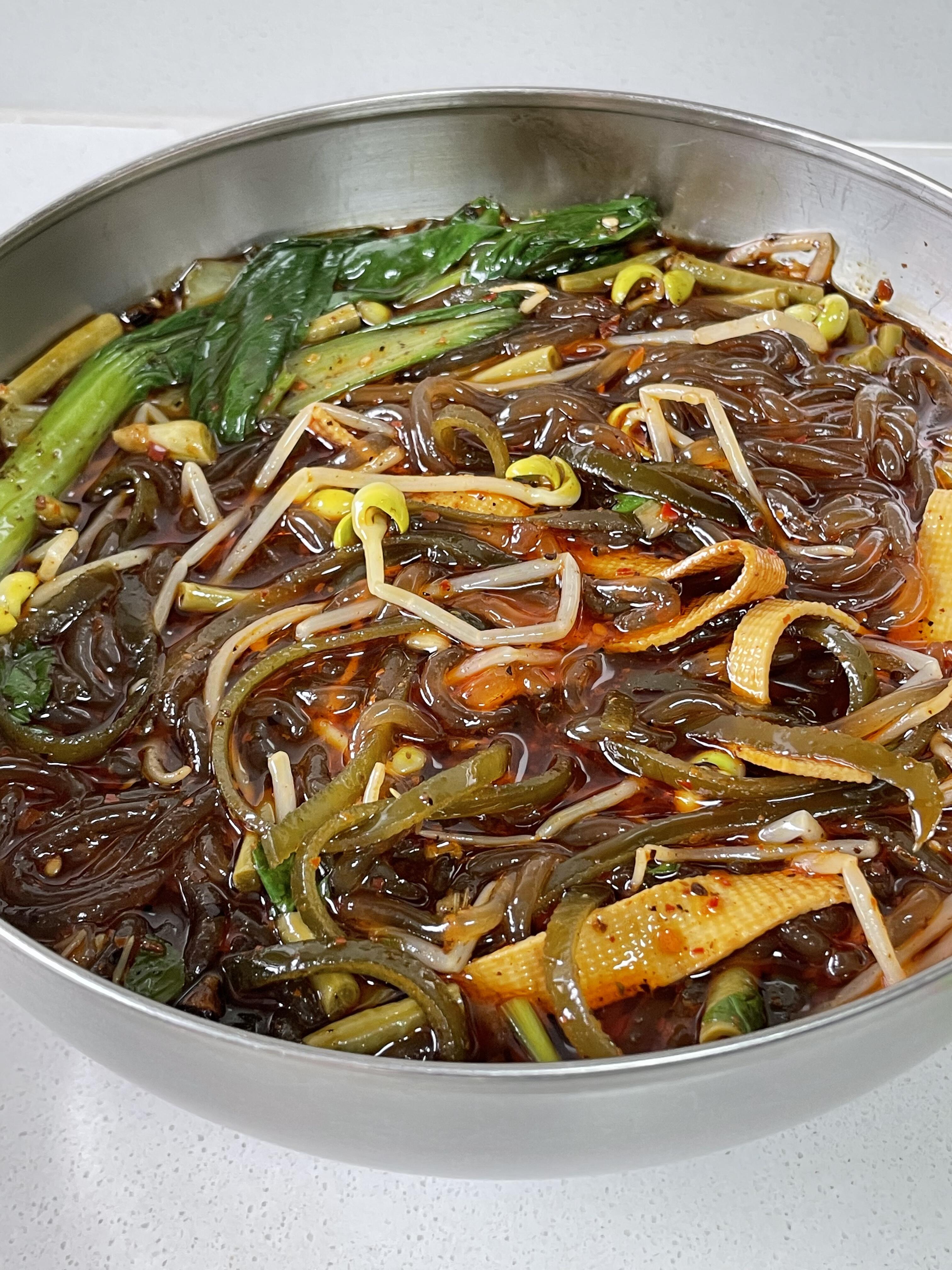 素酸辣粉｜酸辣过瘾，做法简单，一人食也能吃撑
今天给大家分享一款素酸辣粉，别看它